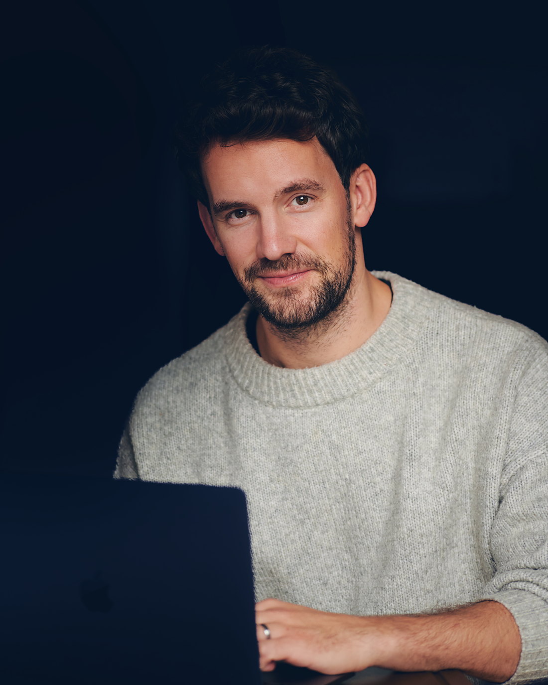 Dennis Duncker am Laptop